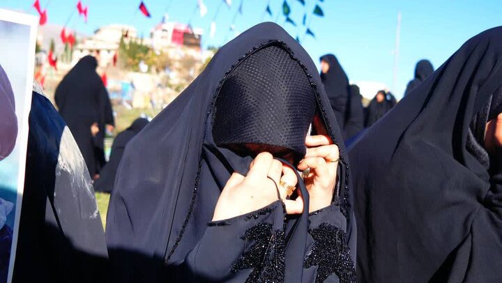 تصاویر/ تجمع خودجوش مردمی در میدان ۲۲ بهمن خرم آباد پس از اعلام خبرشهادت رهبر معظم انقلاب اسلامی