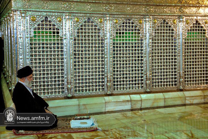 تصاویری از حضور و زیارت شهید آیت‌الله خامنه‌ای در حرم حضرت معصومه (س)