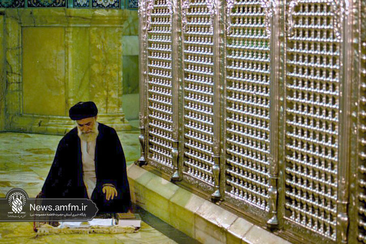 تصاویری از حضور و زیارت شهید آیت‌الله خامنه‌ای در حرم حضرت معصومه (س)