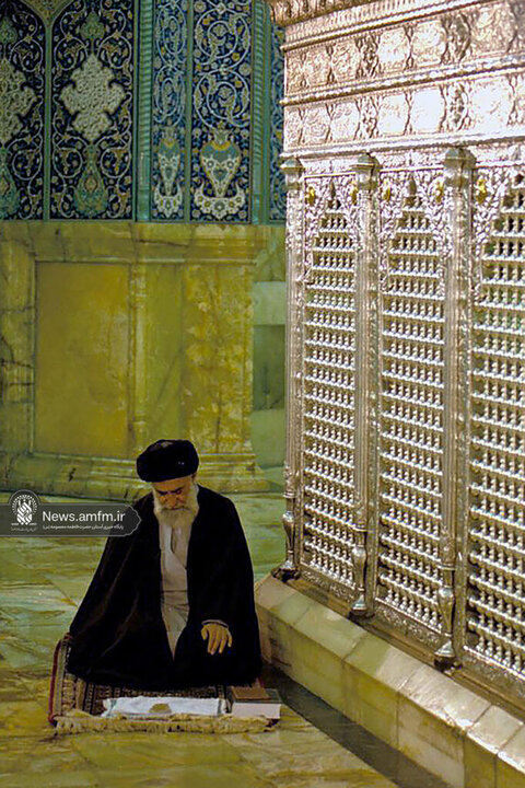 تصاویری از حضور و زیارت شهید آیت‌الله خامنه‌ای در حرم حضرت معصومه (س)