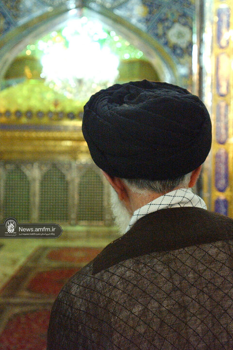 تصاویری از حضور و زیارت شهید آیت‌الله خامنه‌ای در حرم حضرت معصومه (س)