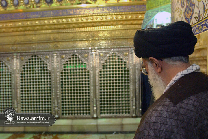 تصاویری از حضور و زیارت شهید آیت‌الله خامنه‌ای در حرم حضرت معصومه (س)