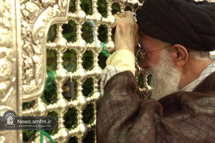 تصاویری از حضور و زیارت شهید آیت‌الله خامنه‌ای در حرم حضرت معصومه (س)