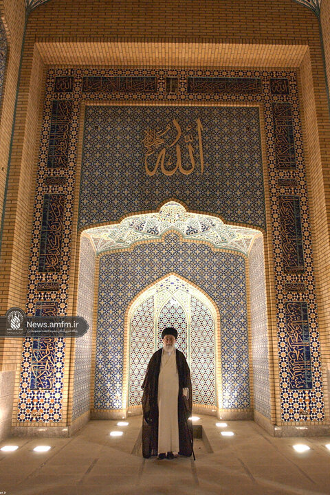تصاویری از حضور و زیارت شهید آیت‌الله خامنه‌ای در حرم حضرت معصومه (س)