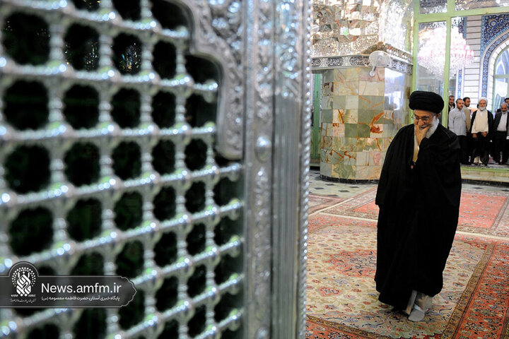 تصاویری از حضور و زیارت شهید آیت‌الله خامنه‌ای در حرم حضرت معصومه (س)