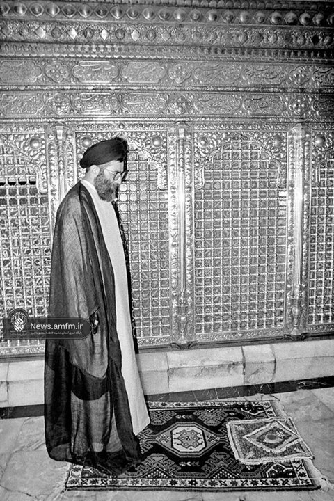 تصاویری از حضور و زیارت شهید آیت‌الله خامنه‌ای در حرم حضرت معصومه (س)