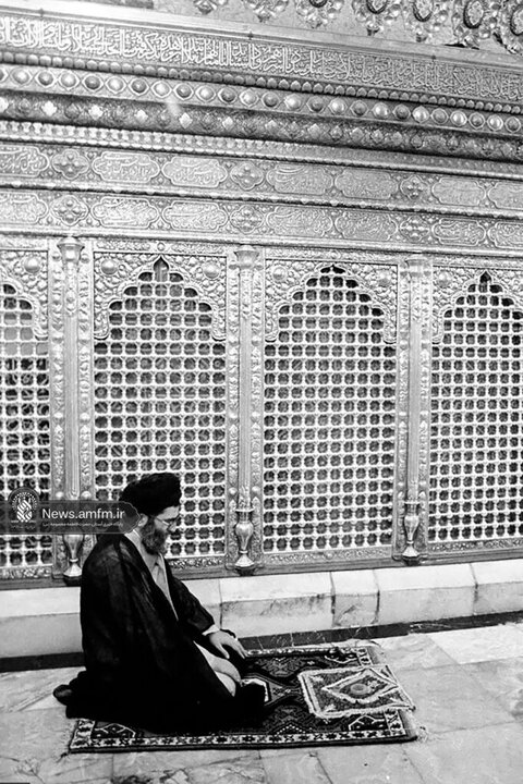 تصاویری از حضور و زیارت شهید آیت‌الله خامنه‌ای در حرم حضرت معصومه (س)