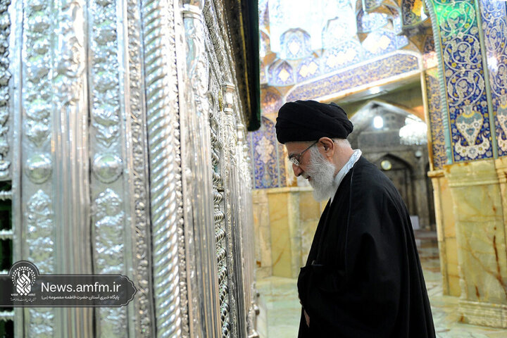 تصاویری از حضور و زیارت شهید آیت‌الله خامنه‌ای در حرم حضرت معصومه (س)