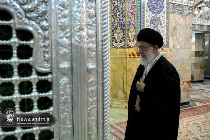 تصاویری از حضور و زیارت شهید آیت‌الله خامنه‌ای در حرم حضرت معصومه (س)