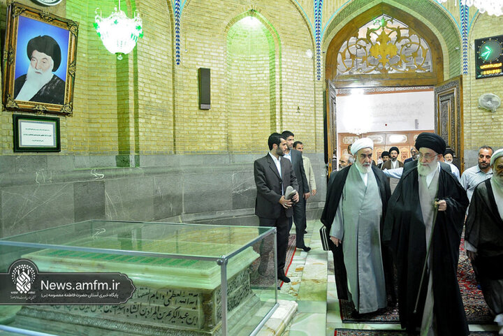 تصاویری از حضور و زیارت شهید آیت‌الله خامنه‌ای در حرم حضرت معصومه (س)