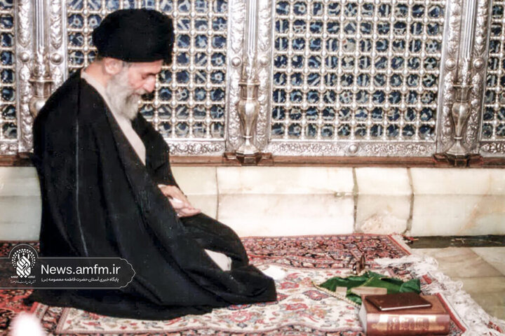 تصاویری از حضور و زیارت شهید آیت‌الله خامنه‌ای در حرم حضرت معصومه (س)