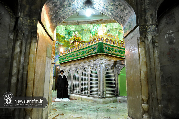 تصاویری از حضور و زیارت شهید آیت‌الله خامنه‌ای در حرم حضرت معصومه (س)