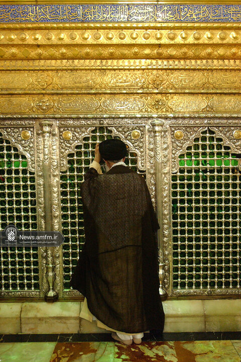 تصاویری از حضور و زیارت شهید آیت‌الله خامنه‌ای در حرم حضرت معصومه (س)