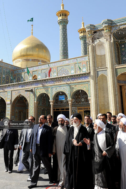 تصاویری از حضور و زیارت شهید آیت‌الله خامنه‌ای در حرم حضرت معصومه (س)