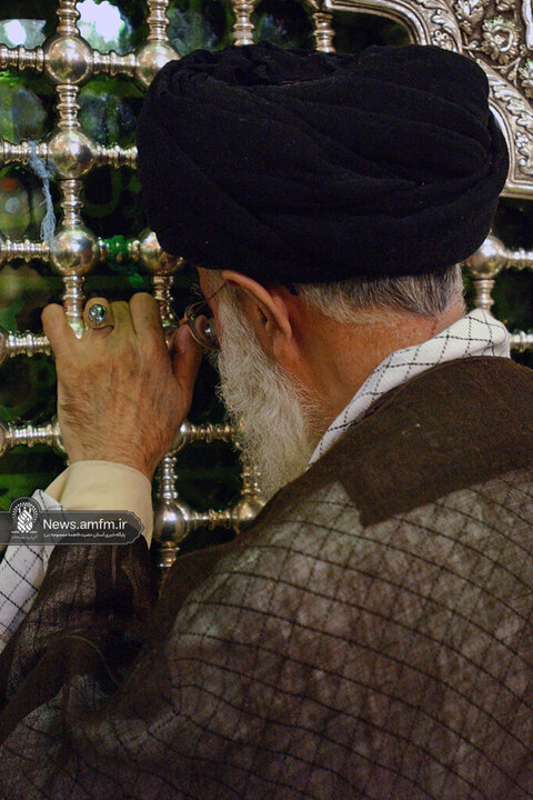 تصاویری از حضور و زیارت شهید آیت‌الله خامنه‌ای در حرم حضرت معصومه (س)