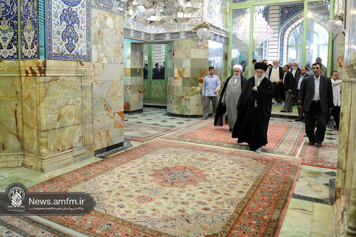 تصاویری از حضور و زیارت شهید آیت‌الله خامنه‌ای در حرم حضرت معصومه (س)