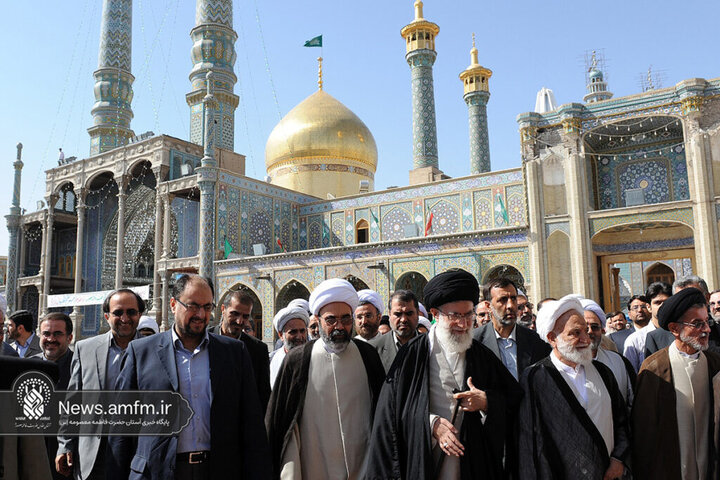 تصاویری از حضور و زیارت شهید آیت‌الله خامنه‌ای در حرم حضرت معصومه (س)