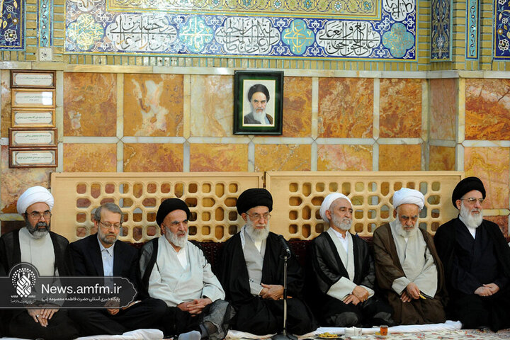 تصاویری از حضور و زیارت شهید آیت‌الله خامنه‌ای در حرم حضرت معصومه (س)