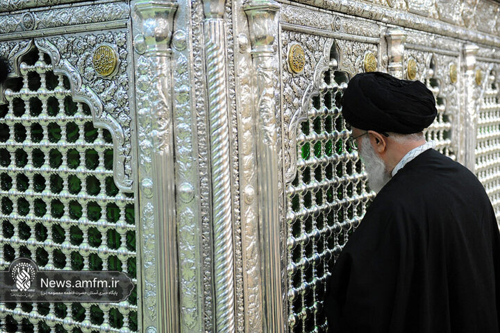 تصاویری از حضور و زیارت شهید آیت‌الله خامنه‌ای در حرم حضرت معصومه (س)