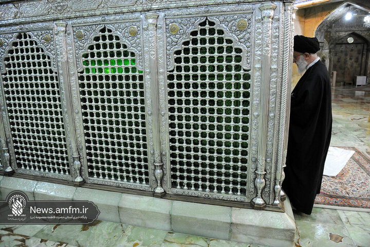 تصاویری از حضور و زیارت شهید آیت‌الله خامنه‌ای در حرم حضرت معصومه (س)