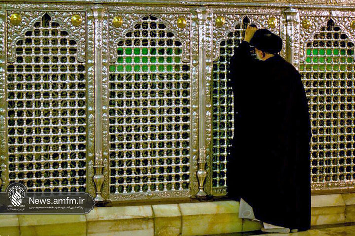 تصاویری از حضور و زیارت شهید آیت‌الله خامنه‌ای در حرم حضرت معصومه (س)