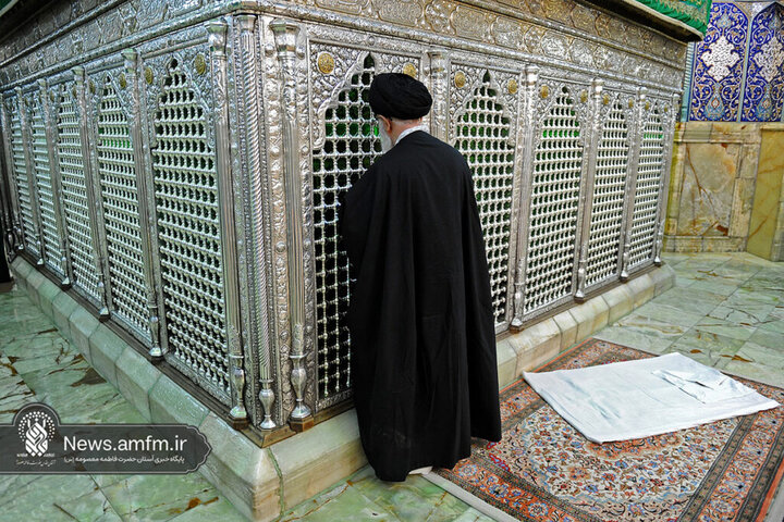 تصاویری از حضور و زیارت شهید آیت‌الله خامنه‌ای در حرم حضرت معصومه (س)