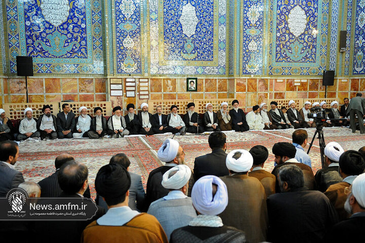 تصاویری از حضور و زیارت شهید آیت‌الله خامنه‌ای در حرم حضرت معصومه (س)