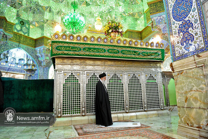 تصاویری از حضور و زیارت شهید آیت‌الله خامنه‌ای در حرم حضرت معصومه (س)
