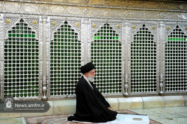 تصاویری از حضور و زیارت شهید آیت‌الله خامنه‌ای در حرم حضرت معصومه (س)