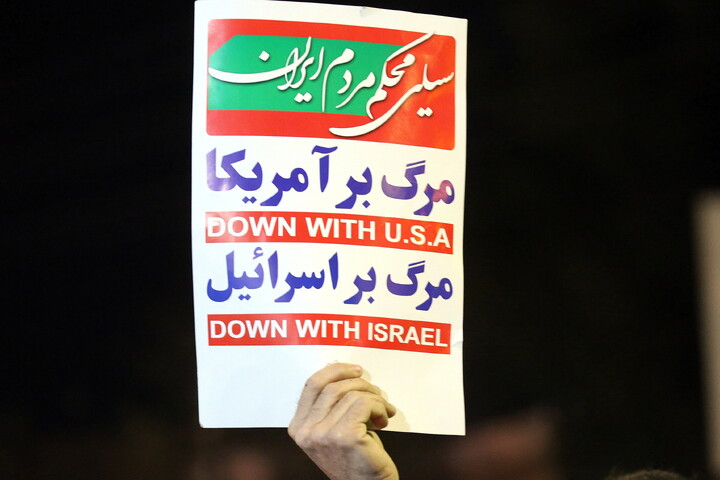تصاویر/ تجمع سوگوارن رهبر شهید انقلاب در میدان توحید قم