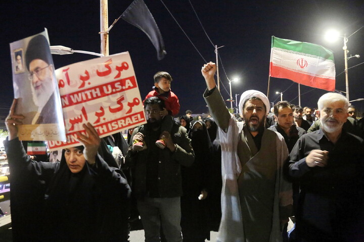 تصاویر/ تجمع سوگوارن رهبر شهید انقلاب در میدان توحید قم