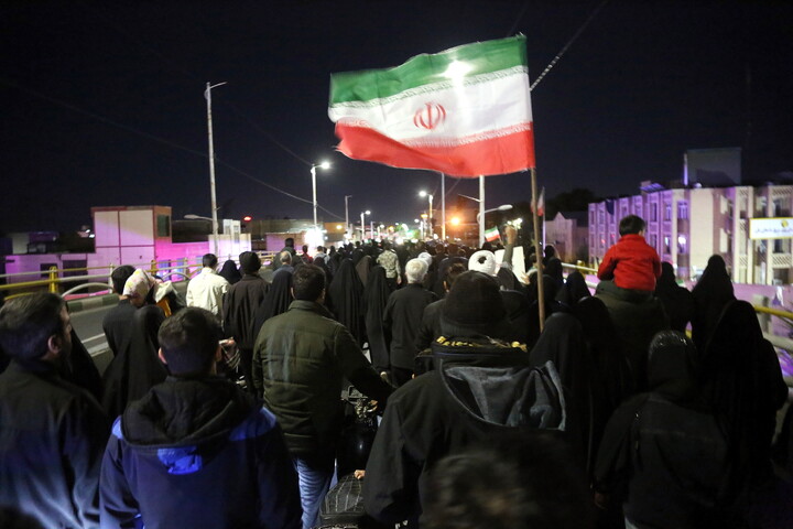 تصاویر/ تجمع سوگوارن رهبر شهید انقلاب در میدان توحید قم