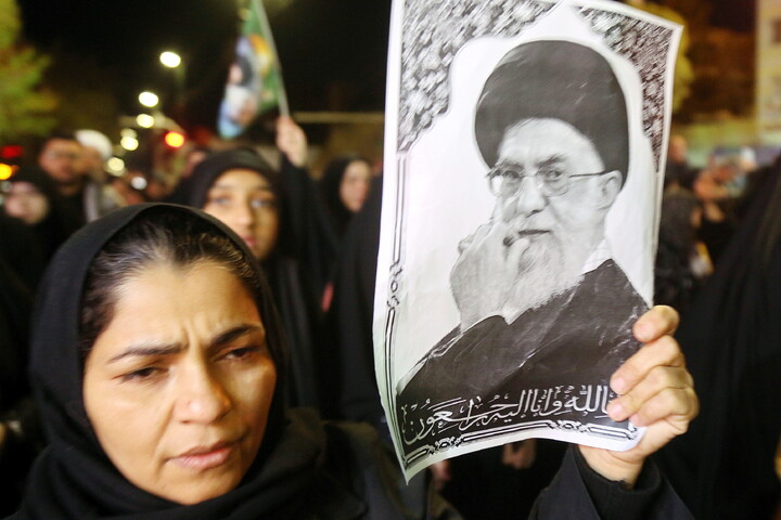 تصاویر/ تجمع سوگوارن رهبر شهید انقلاب در میدان توحید قم