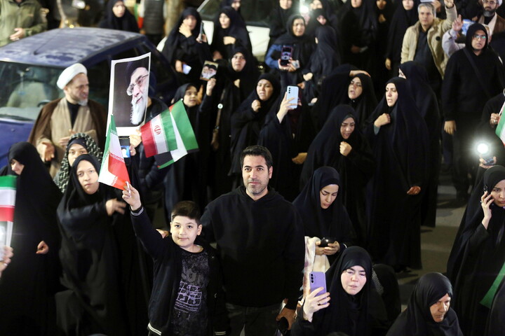 تصاویر/ تجمع سوگوارن رهبر شهید انقلاب در میدان توحید قم