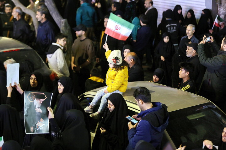 تصاویر/ تجمع سوگوارن رهبر شهید انقلاب در میدان توحید قم