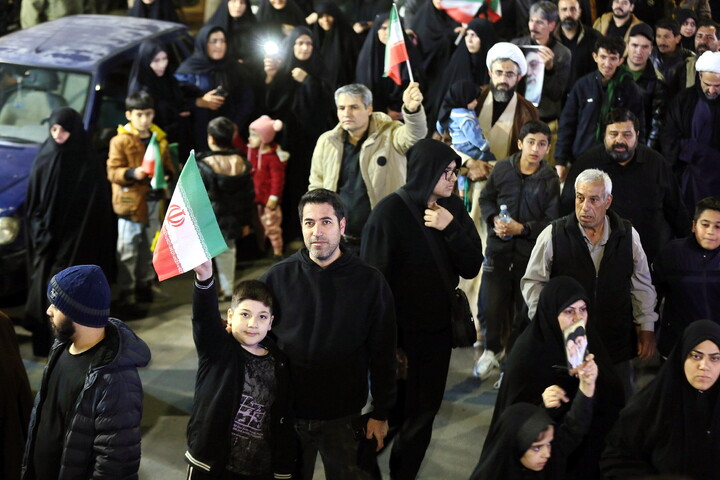 تصاویر/ تجمع سوگوارن رهبر شهید انقلاب در میدان توحید قم
