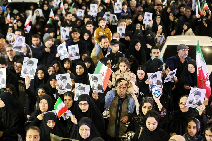 تصاویر/ تجمع سوگوارن رهبر شهید انقلاب در میدان توحید قم