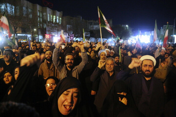 تصاویر/ تجمع سوگوارن رهبر شهید انقلاب در میدان توحید قم