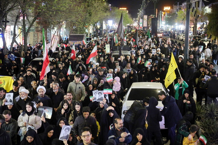 تصاویر/ تجمع سوگوارن رهبر شهید انقلاب در میدان توحید قم