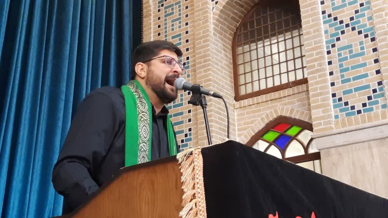 فیلم| مداحی سوزناک سیدسعید نریمانی در جمع عزاداران میبدی