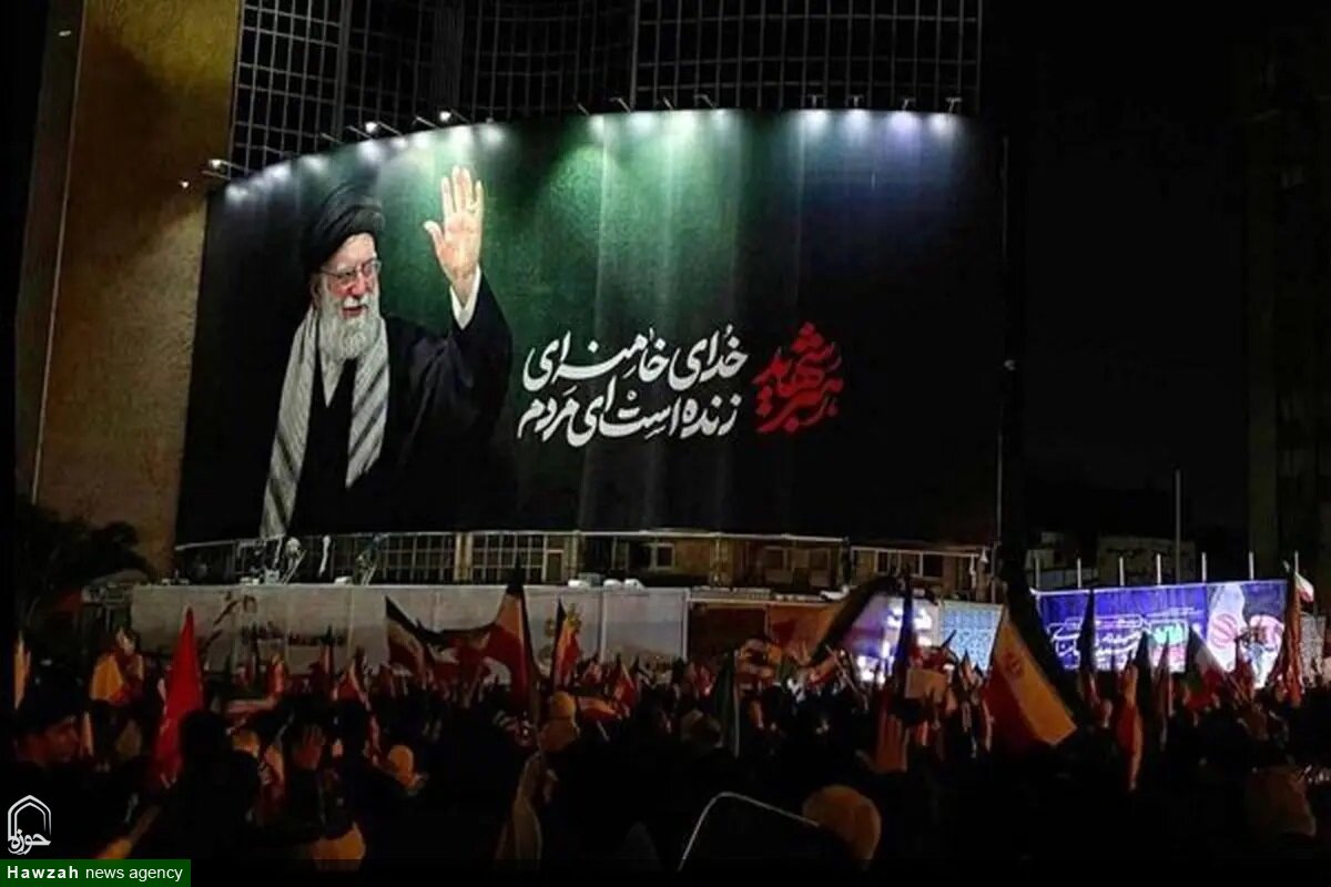 «رهبر شهید» روی دیوارنگاره میدان ولیعصر (عج) نقش بست