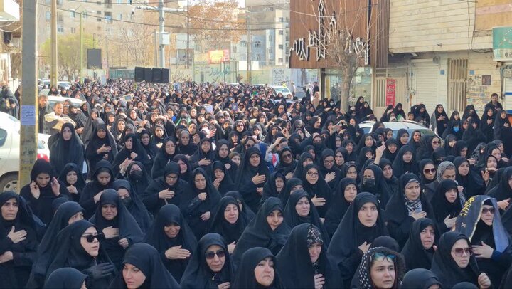 برافراشته شدن پرچم عزا و تجمع مردم پاکدشت به مناسبت شهادت رهبر معظم انقلاب