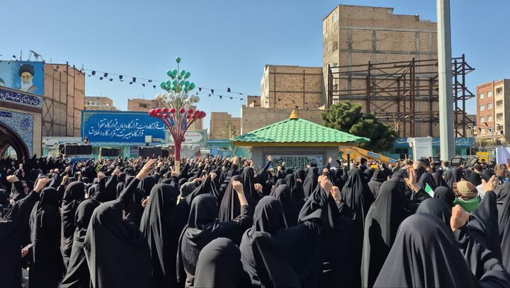 برافراشته شدن پرچم عزا و تجمع مردم پاکدشت به مناسبت شهادت رهبر معظم انقلاب