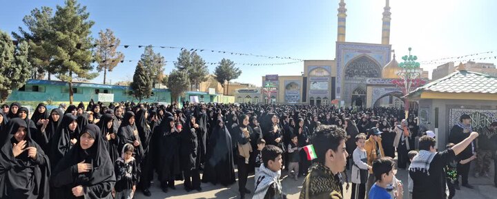 برافراشته شدن پرچم عزا و تجمع مردم پاکدشت به مناسبت شهادت رهبر معظم انقلاب