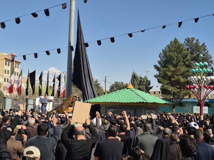 برافراشته شدن پرچم عزا و تجمع مردم پاکدشت به مناسبت شهادت رهبر معظم انقلاب