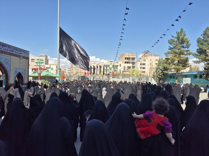 برافراشته شدن پرچم عزا و تجمع مردم پاکدشت به مناسبت شهادت رهبر معظم انقلاب