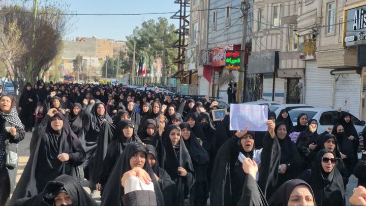 برافراشته شدن پرچم عزا و تجمع مردم پاکدشت به مناسبت شهادت رهبر معظم انقلاب