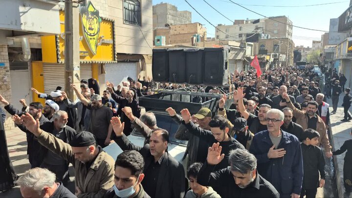 برافراشته شدن پرچم عزا و تجمع مردم پاکدشت به مناسبت شهادت رهبر معظم انقلاب