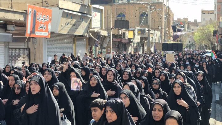 برافراشته شدن پرچم عزا و تجمع مردم پاکدشت به مناسبت شهادت رهبر معظم انقلاب