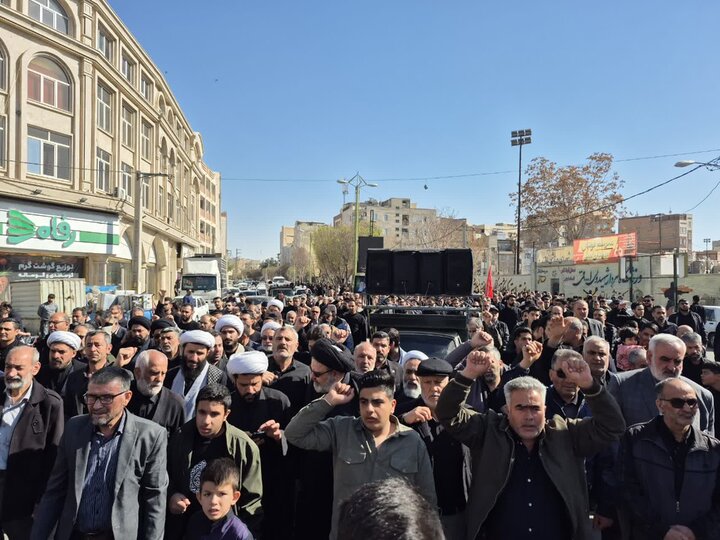 برافراشته شدن پرچم عزا و تجمع مردم پاکدشت به مناسبت شهادت رهبر معظم انقلاب
